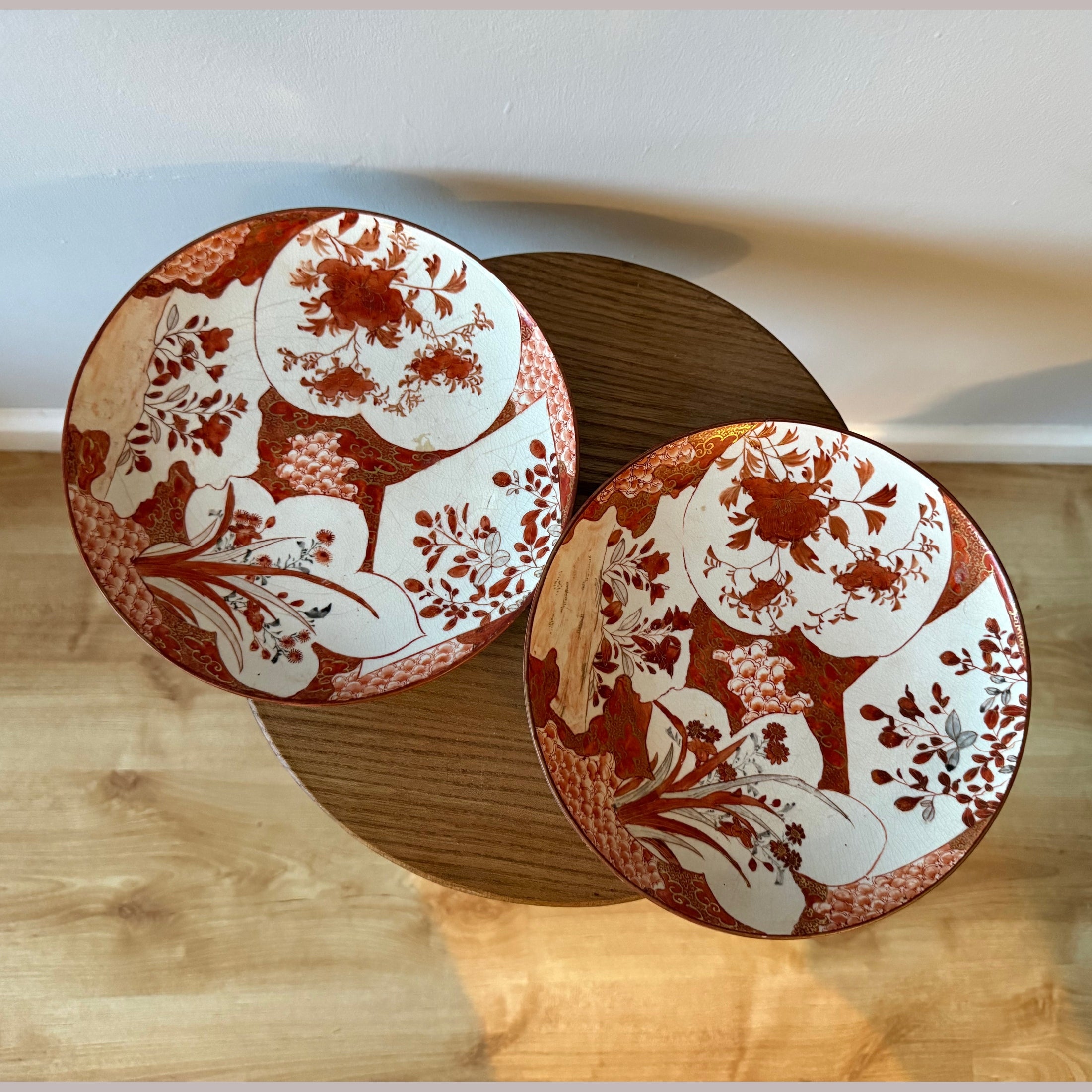 A pair of 21.5cm Japanese Kutani plates