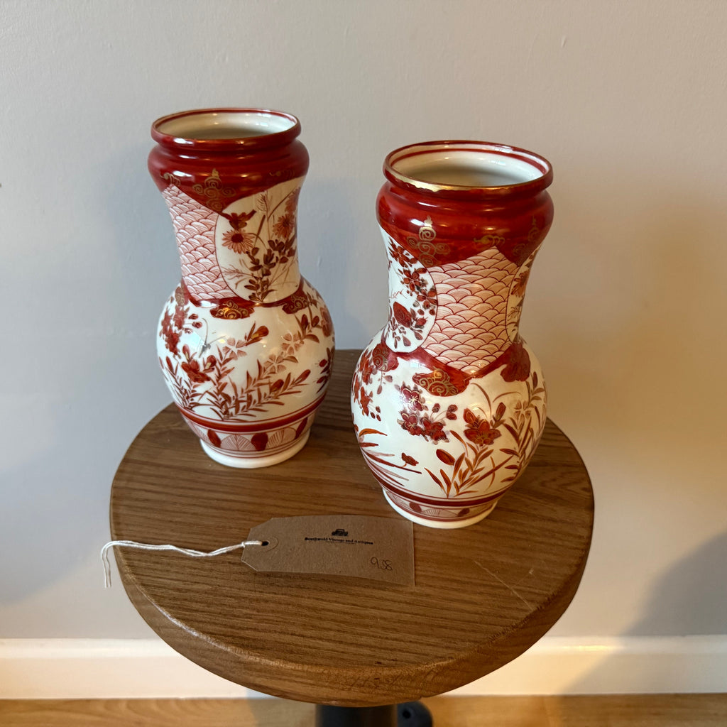 A pair of 20 cm tall Japanese Kutani vases.