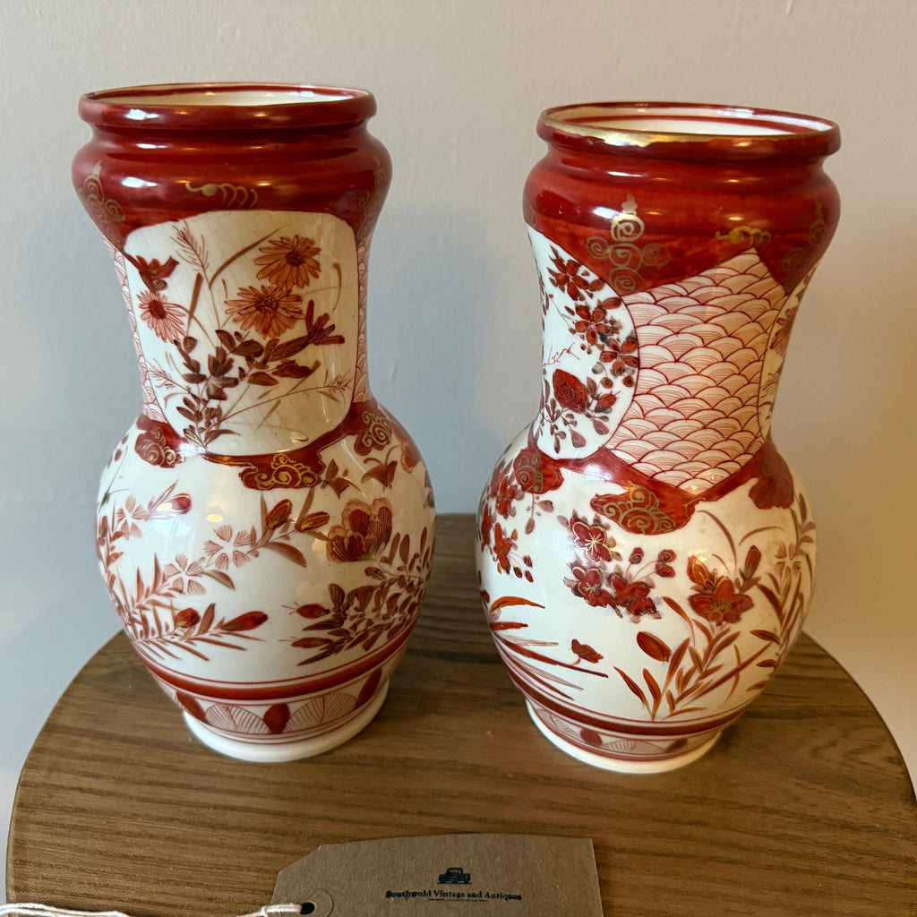 A pair of 20 cm tall Japanese Kutani vases.